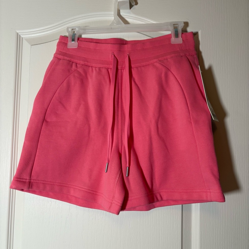 Lululemon Scuba High Rise short, 5".
NWT SZ 6 SAKR (Sakura Pink)